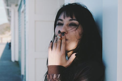 Młoda kobieta z papierosem.