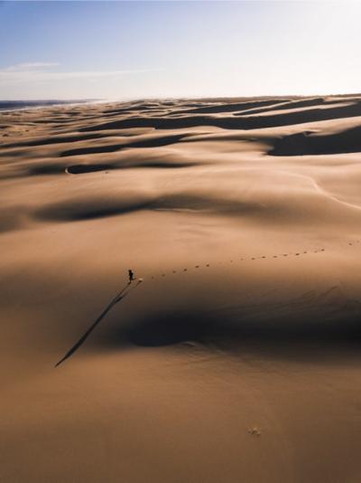 Samotny człowiek pośrodku pustyni