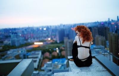 Kobieta siedząca na dachu