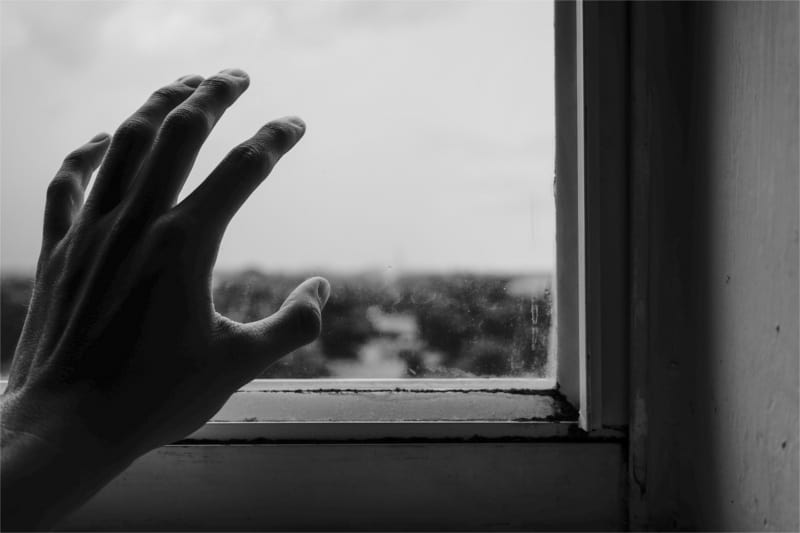 Dłoń osoby uzależnionej wyciągnięta w geście bezsilności