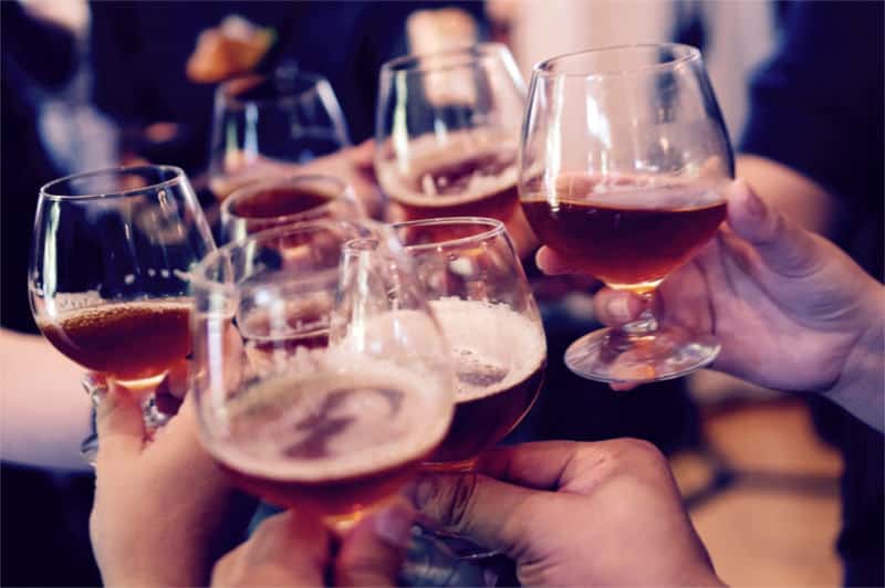 Alkohol w kieliszkach, podczas toastu