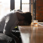 Zatrucie alkoholowe – jak się objawia i jak powinno się je leczyć?